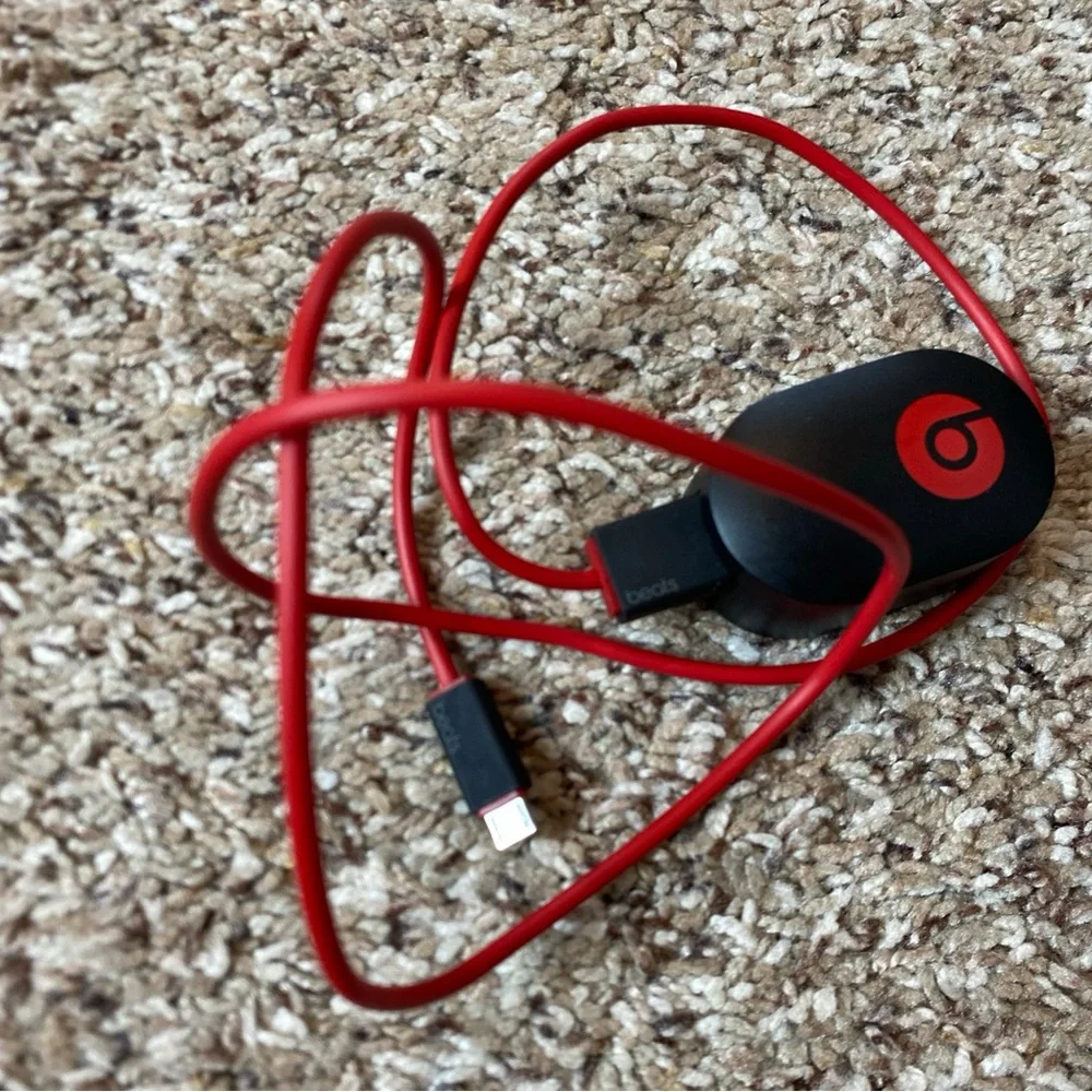 BEATS Wireless HD Hard Case And Charging Cord - Picture 4 of 7